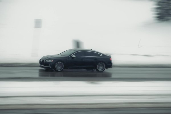 Come valorizzare un outfit invernale con un cappotto color cammello?