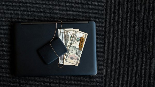 In che modo l'aggiunta di una copertura isolante nel vano motore può proteggere un veicolo in ambienti desertici?